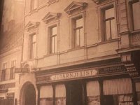 Trg Petra Preradovića oko 1930. godine. Redakcija Jutarnjeg lista, Obzora i Večeri sa tiskarom u dvoristu nalazila se na boju 6.jpg